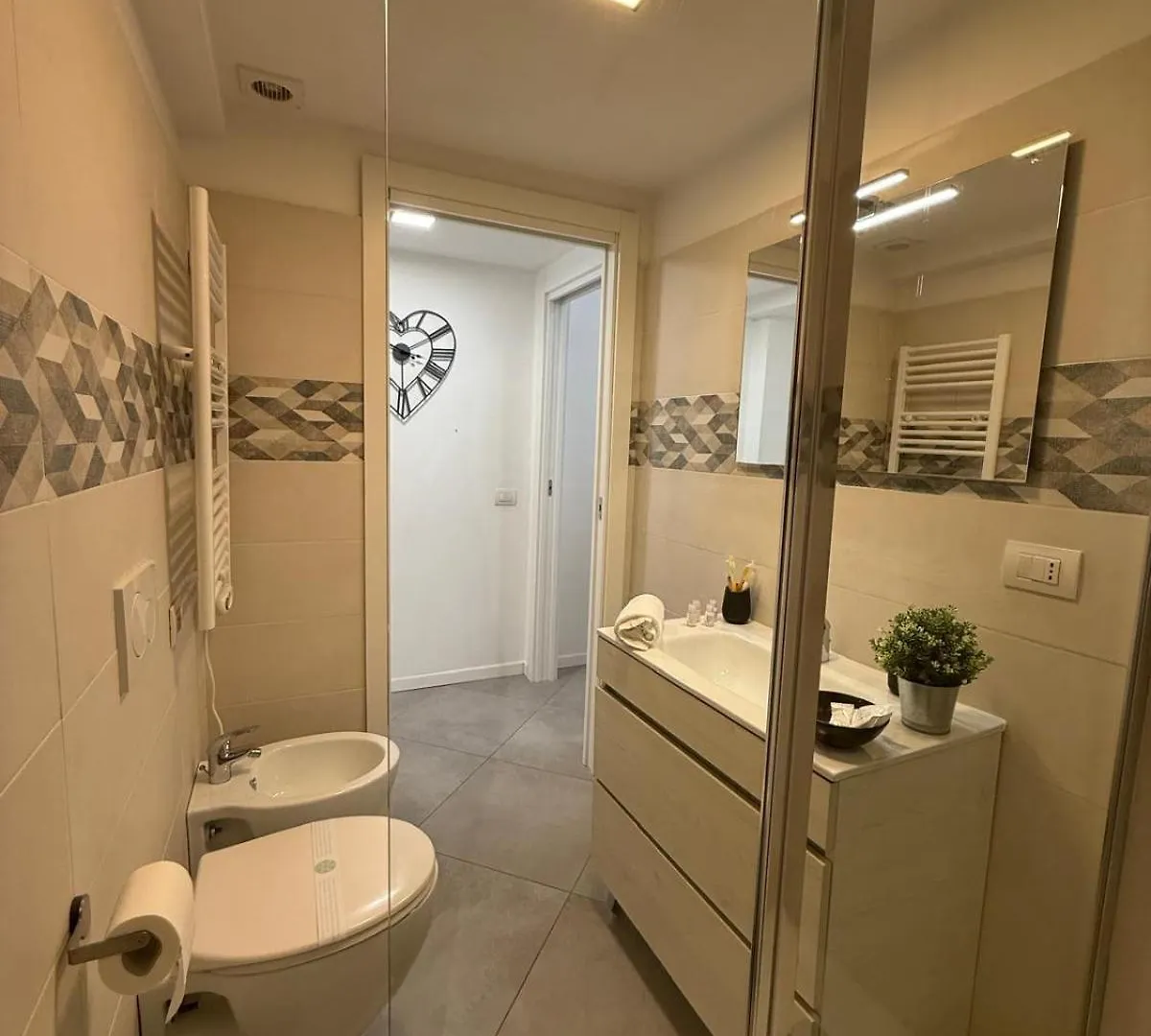 Elegant 3 - Level Loft - 3 Bedrooms, 3 Baths, Fast Wi-Fi Milan