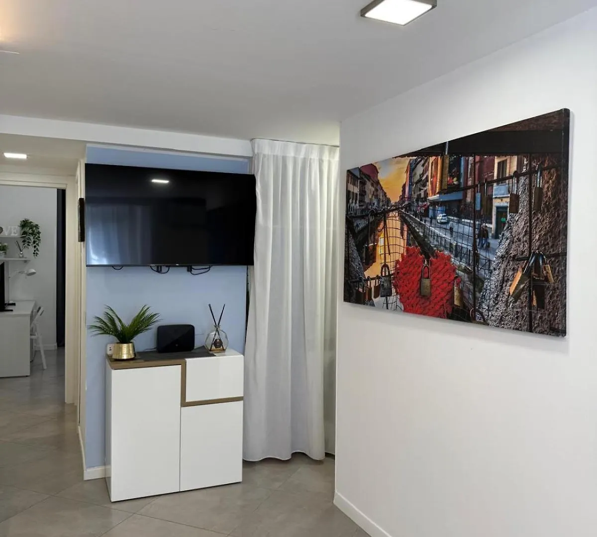 Elegant 3 - Level Loft - 3 Bedrooms, 3 Baths, Fast Wi-Fi Milan Italy