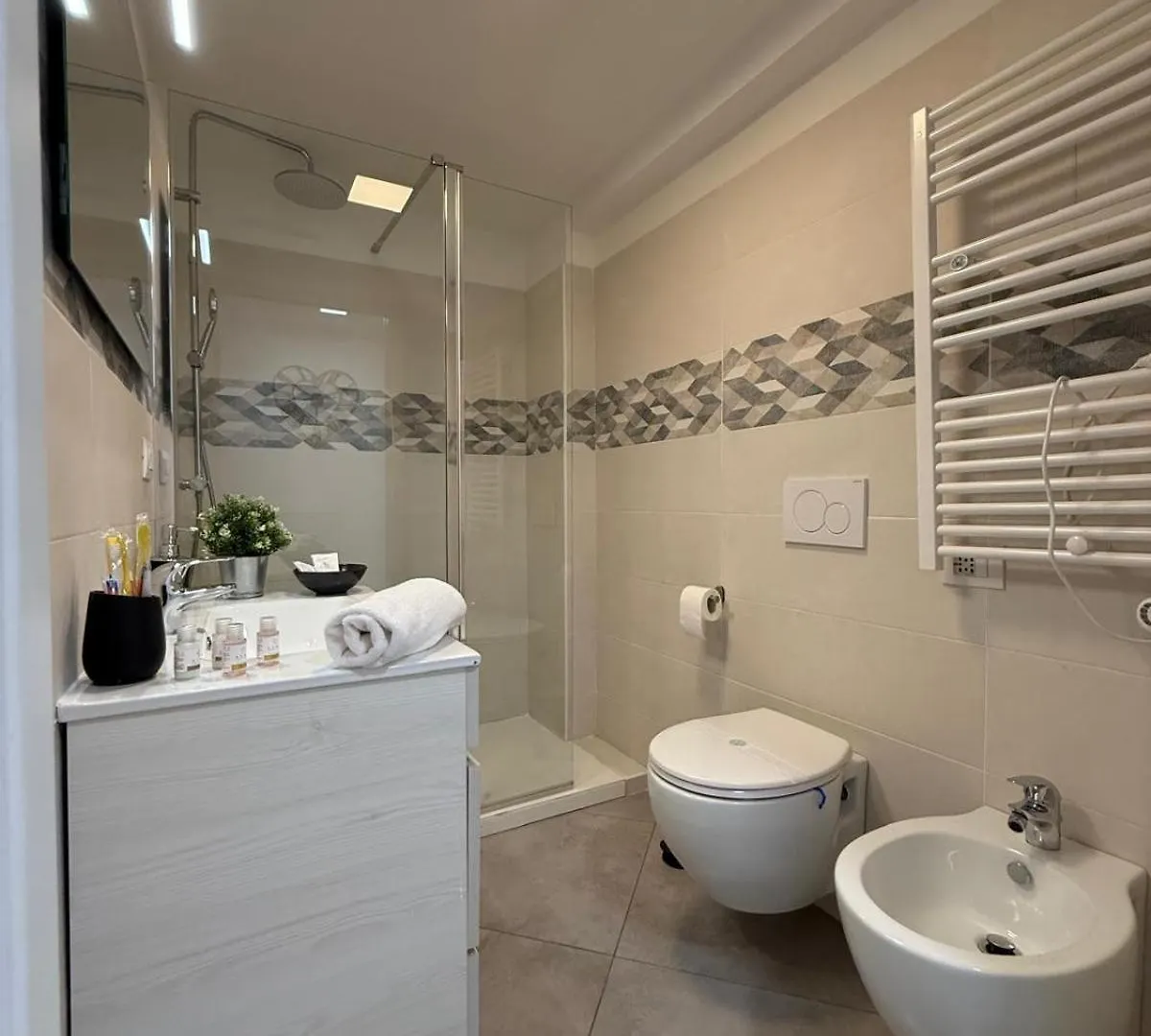 Elegant 3 - Level Loft - 3 Bedrooms, 3 Baths, Fast Wi-Fi Milan 0*,