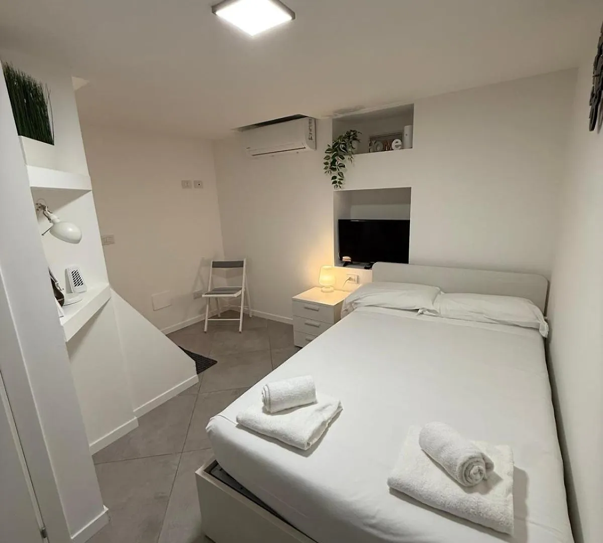 Elegant 3 - Level Loft - 3 Bedrooms, 3 Baths, Fast Wi-Fi Milan Apartment