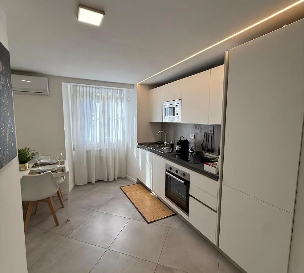 Elegant 3 - Level Loft - 3 Bedrooms, 3 Baths, Fast Wi-Fi Milan